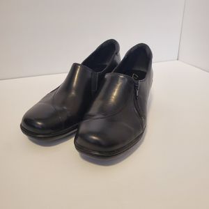 Clarks 83636 Trekk Womens Black Leather Slip On Mules Side Zip Stretch Size 8